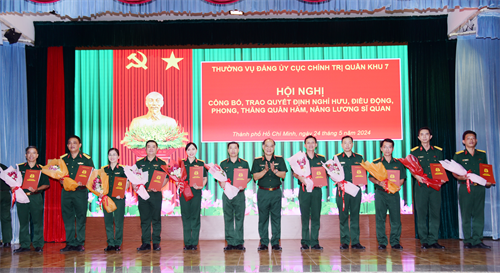 Cục Chính trị Quân khu trao các quyết định cho cán bộ