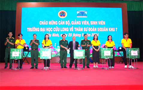 Trường Đại học Cửu Long giao lưu với Sư đoàn 5