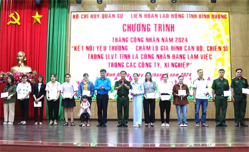 Bộ CHQS tỉnh Bình Dương tặng quà thân nhân cán bộ, chiến sĩ là công nhân