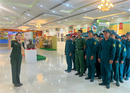 Tham quan triển lãm chuyên đề “Quân khu 7 - Viết tiếp bản hùng ca”