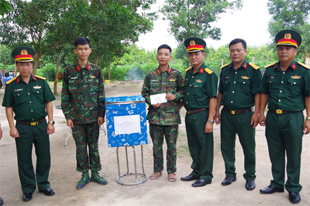 Sư đoàn 5 thăm, tặng quà lực lượng xây dựng công trình quốc phòng