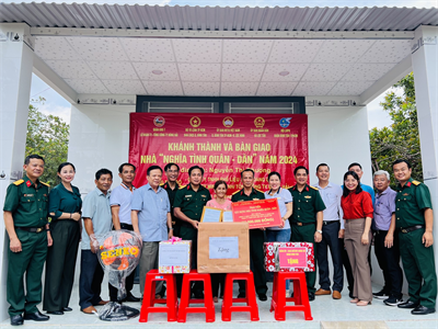 Lữ đoàn 77 phối hợp trao tặng nhà “Tình nghĩa quân - dân” và công trình thể dục thể thao