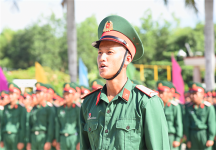 Chiến sĩ mới Trung đoàn 738 tự hào dưới Quân kỳ Quyết thắng