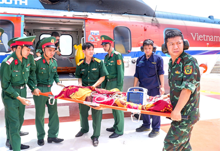 Trực thăng đưa ngư dân bị đứt lìa cánh tay ở Trường Sa vào đất liền điều trị