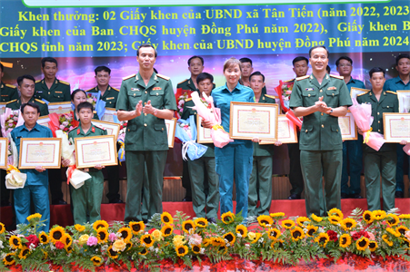 ​Giao lưu với những bông hoa quyết thắng trong LLVT tỉnh Bình Phước