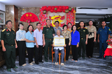 Trung tướng Nguyễn Văn Nam, Tư lệnh Bộ Tư lệnh TPHCM thăm, chúc thọ người cao tuổi