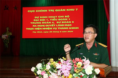 Thủ trưởng Cục Chính trị Quân khu dự sinh hoạt chi bộ tại Sư đoàn 5