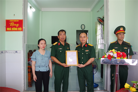 Lữ đoàn 26 trao tặng “Nhà đồng đội” cho quân nhân có hoàn cảnh khó khăn