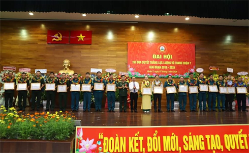 Quận 7 khen thưởng 17 tập thể, 23 cá nhân trong Phong trào Thi đua Quyết thắng LLVT quận, giai đoạn 2019-2024