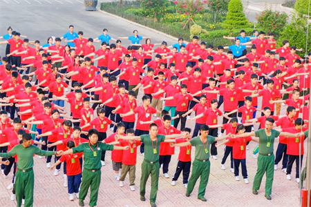 “Chiến sĩ nhí” làm quen môi trường Quân đội