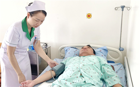 Nữ điều dưỡng hết lòng vì công việc