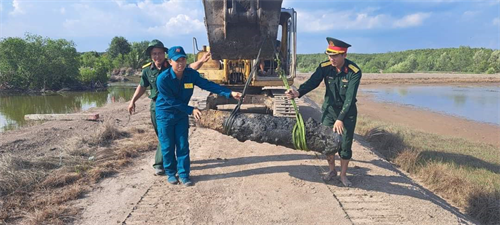 Ban CHQS huyện Cần Giờ xử lý an toàn quả bom MK82 còn sót lại sau chiến tranh