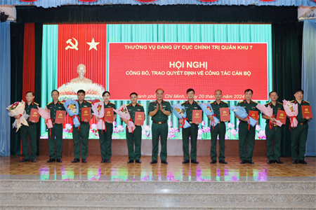 Thường vụ Đảng ủy Cục Chính trị Quân khu công bố, trao quyết định về công tác cán bộ