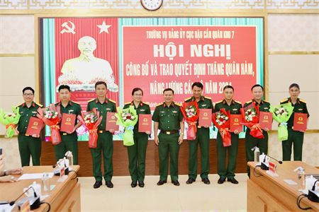 Thường vụ Đảng ủy Cục Hậu cần Quân khu trao quyết định về công tác cán bộ