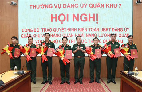 Thường vụ Đảng ủy Quân khu trao các quyết định cho cán bộ