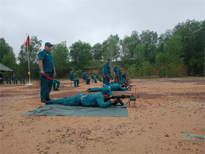 Ban CHQS Quận 1 kiểm tra bắn đạn thật bài 1b súng tiểu liên AK cho chiến sĩ dân quân năm thứ nhất