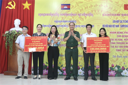 Bộ Tư lệnh TPHCM phối hợp khám bệnh, phát thuốc, tặng quà cho người dân biên giới Việt Nam - Campuchia