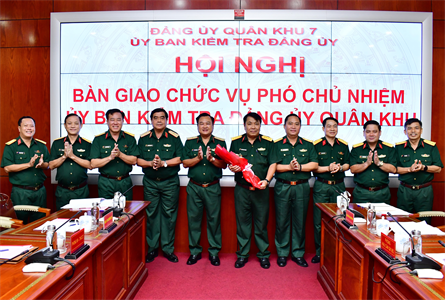 Bàn giao chức vụ Phó Chủ nhiệm Ủy ban Kiểm tra Đảng ủy Quân khu 7