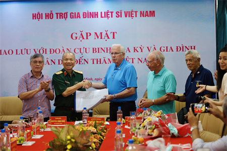 Hội hỗ trợ gia đình liệt sĩ Việt Nam gặp mặt, giao lưu với cựu chiến binh Hoa Kỳ