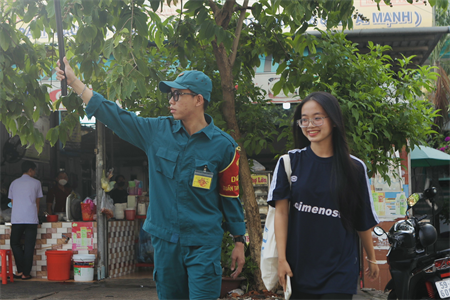 Dân quân TPHCM hỗ trợ thí sinh thi tốt nghiệp THPT năm 2024