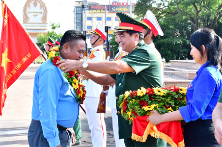 Ban chỉ đạo 515 tỉnh Long An đón hài cốt liệt sĩ và Đội K73 về nước