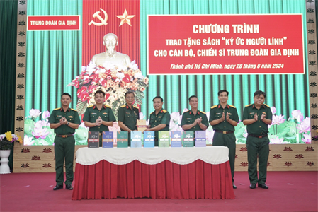Trao tặng sách “Ký ức người lính” cho Trung đoàn Gia Định