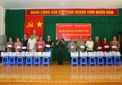 Công ty Đông Hải tặng quà gia đình chính sách huyện Côn Đảo