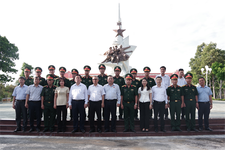 Trưởng Ban Tuyên giáo Trung ương thăm cán bộ, chiến sĩ Sư đoàn 5