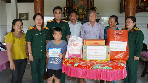 Hội Phụ nữ cơ sở Bộ CHQS tỉnh Long An đến với trẻ em nghèo