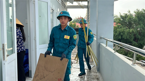 LLVT dân quân thị xã Phú Mỹ giúp dân khắc phục hậu quả dông lốc