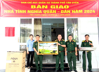 Ban CHQS thành phố Tân Uyên bàn giao nhà “Tình nghĩa quân - dân”