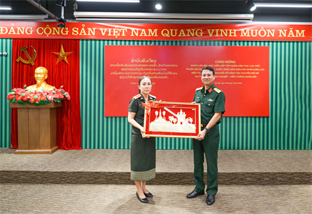 Sĩ quan Lào học hỏi các ứng dụng trong công tác văn phòng của Viettel