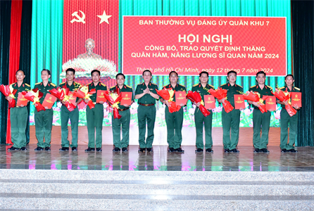 Thường vụ Đảng ủy Quân khu 7 công bố, trao quyết định thăng quân hàm, nâng lương sĩ quan