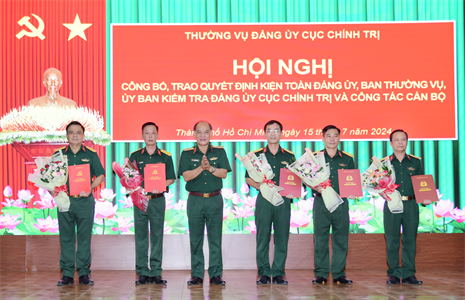 Thường vụ Đảng ủy Cục Chính trị công bố, trao quyết định về công tác cán bộ