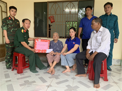 Ban CHQS huyện Xuyên Mộc phối hợp thăm hỏi, tặng quà tri ân Mẹ Việt Nam Anh hùng