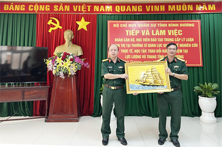 Học viên lớp Trung cấp lý luận chính trị Trường Sĩ quan Lục quân 2 nghiên cứu thực tế tại Bộ CHQS tỉnh Bình Dương