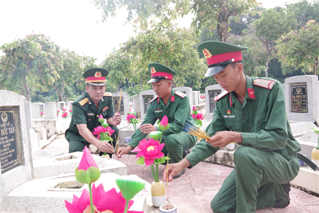 Cán bộ, chiến sĩ Sư đoàn 5 viếng nghĩa trang liệt sĩ Đồi 82