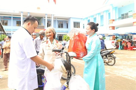 Khám bệnh, cấp phát thuốc miễn phí tri ân ngày Thương binh - Liệt sĩ 27/7