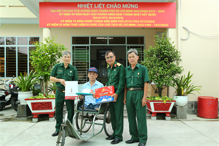 Hàng chục phần quà được trao tặng đến các gia đình chính sách