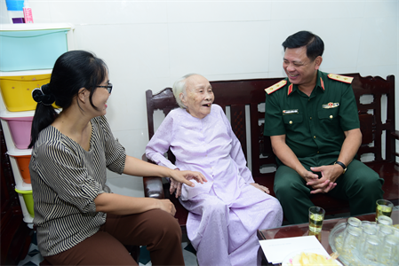 Trung tướng Nguyễn Trường Thắng, Tư lệnh Quân khu thăm Mẹ Việt Nam anh hùng