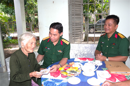 Sư đoàn 5 thăm, tặng quà Mẹ Việt Nam anh hùng trên địa bàn tỉnh Tây Ninh