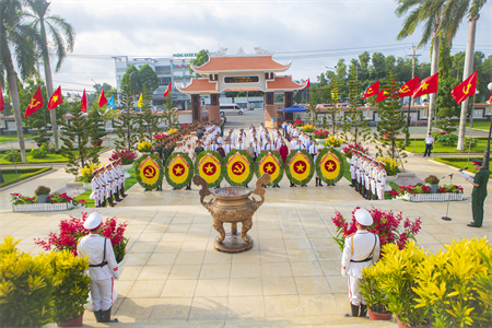 Thắp hương, tri ân các anh hùng liệt sĩ tại tỉnh Bà Rịa - Vũng Tàu.