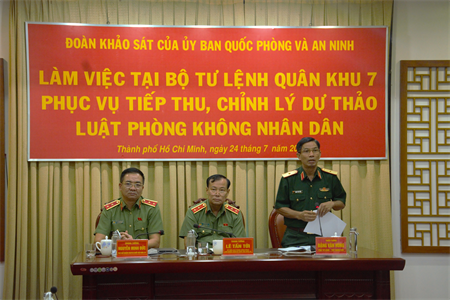 Đoàn khảo sát của Ủy ban Quốc phòng và An ninh Quốc hội làm việc với Bộ Tư lệnh Quân khu 7