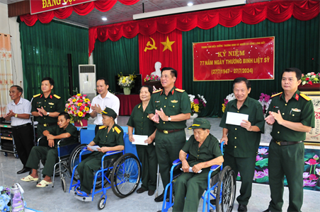 Bộ Tư lệnh TPHCM thăm, tặng quà Trung tâm Điều dưỡng Thương binh và Người có công Long Đất