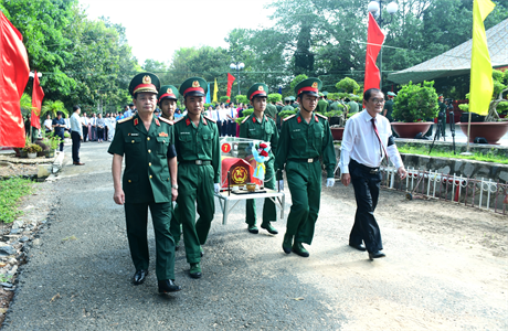 Đưa các anh về đất Mẹ