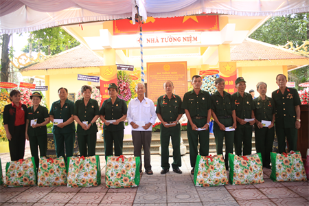 Dâng hương tri ân hơn 9 ngàn liệt sĩ quân dân y Miền B2