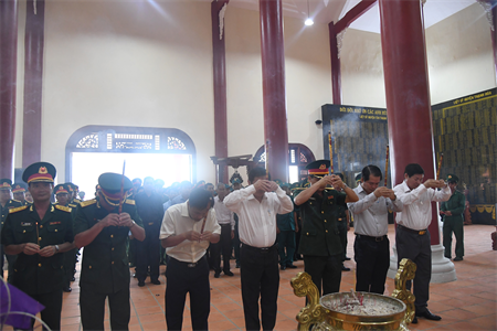 Bộ Chỉ huy Quân sự tỉnh Long An viếng Đền thờ liệt sĩ Long Khốt