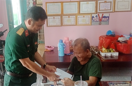 Ban Chỉ huy Quân sự thị xã Kiến Tường thăm, tặng quà gia đình chính sách