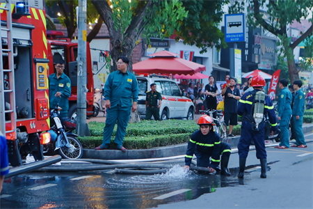 Chiến sĩ Dân quân tự vệ Phường 3, Quận 5 phối hợp với các lực lượng khắc phục sự cố cháy nổ