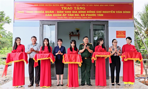 Ban CHQS huyện Xuyên Mộc trao tặng “Nhà tình nghĩa Quân - Dân”